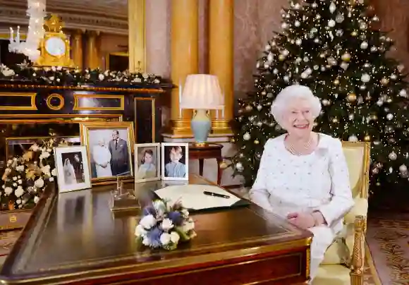 La reina Isabel II en el palacio de Buckingham, Londres, tras grabar su retransmisión del día de Navidad a la Commonwealth, el 25 de diciembre de 2017.