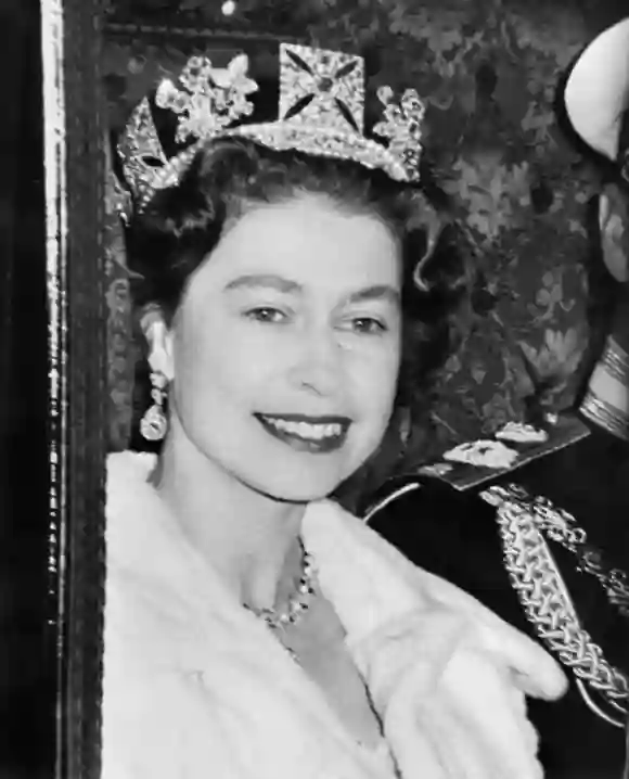 Portrait taken on October 31, 1962 shows Britain's Queen Elisabeth II travelling by carriage from Buckingham Palace to Westminster