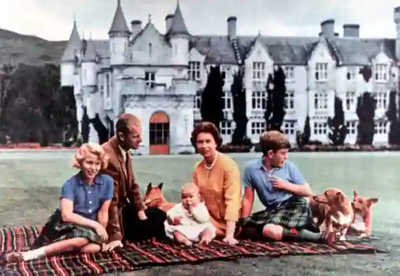 La Reina Isabel II y su familia en Escocia en 1960.