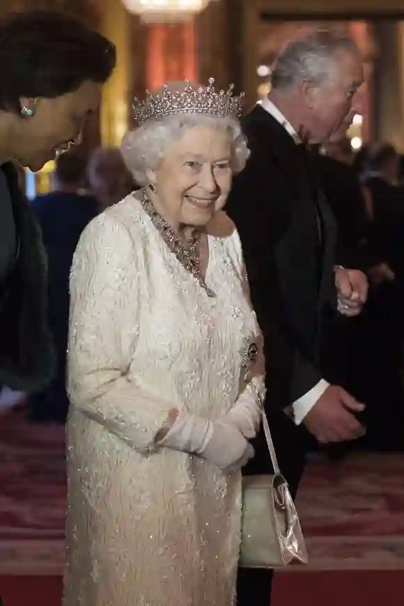 La reina Isabel II en la cena de la reina durante la reunión de jefes de gobierno de la Commonwealth en el Palacio de Buckingham el 19 de abril de 2018