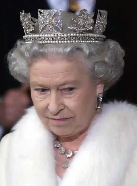 La Reina Isabel II parte de la Entrada del Soberano del Palacio de Westminster, las Casas del Parlamento, después de la apertura estatal del Parlamento en Londres el 06 de diciembre de 2000