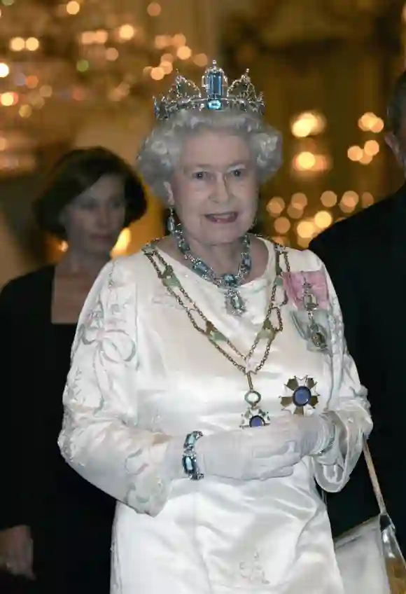 La reina Isabel II asiste a un banquete estatal en el Palacio de Buckingham, Londres, 07 de marzo de 2006 en honor del presidente brasileño, el Sr. Luiz Inácio Lula de Silva