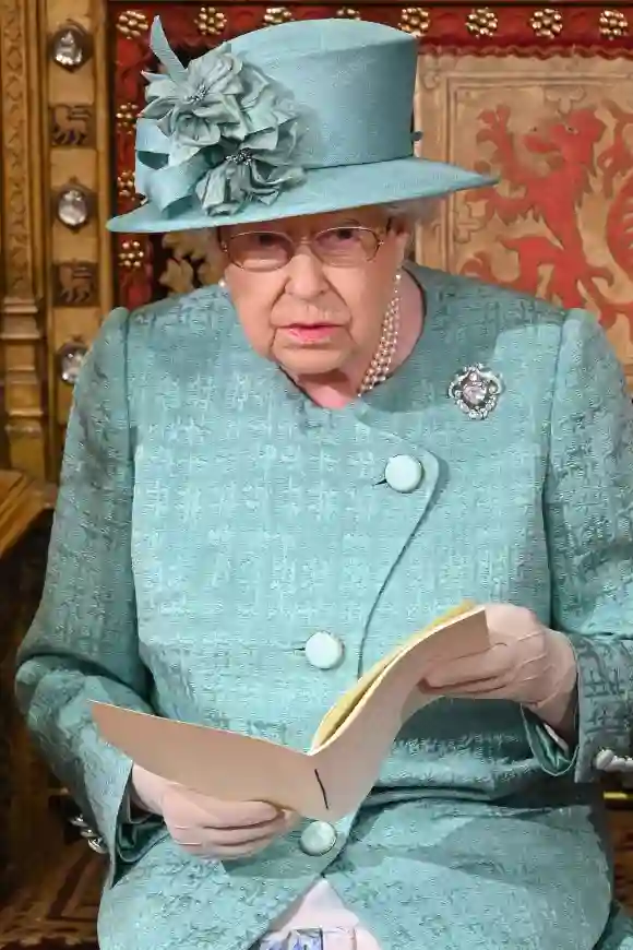 Royals: A Look Back At Queen Elizabeth's Most Beautiful Hats!