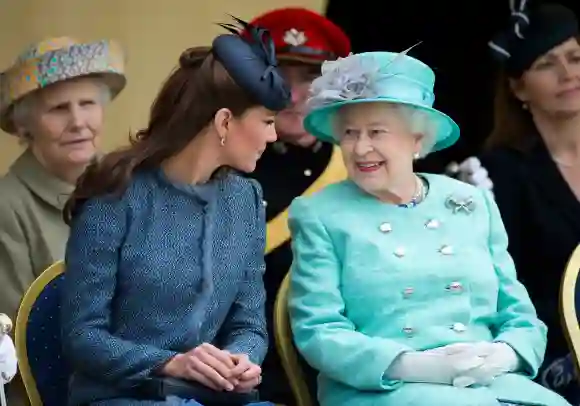 La reine Elizabeth II et la duchesse Kate