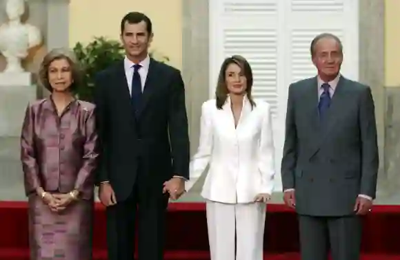 La Reina Sofía, el Príncipe Heredero Felipe de España, Letizia Ortiz y el Rey Juan Carlos durante la ceremonia oficial de compromiso el 6 de noviembre de 2003.