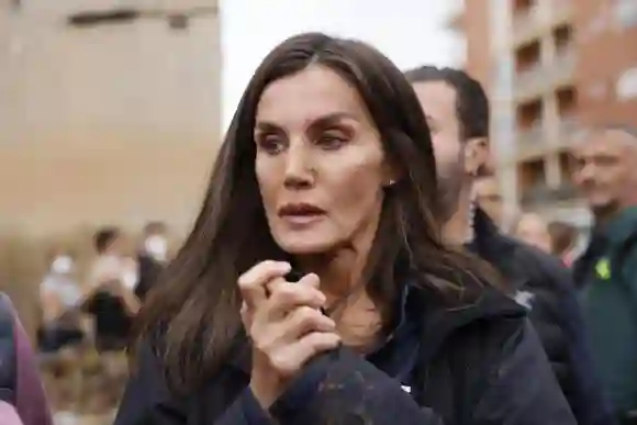PAIPORTA (VALENCIA), 03/11/2024.- La reina Letizia, durante su visita a Paiporta este domingo. Gritos de fuera , así com