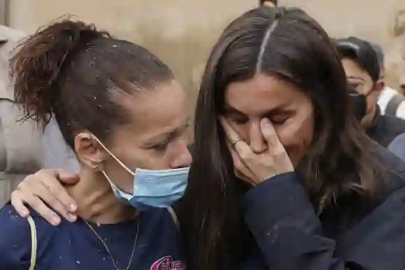 PAIPORTA (VALENCIA), 03/11/2024.- La reina Letizia, emocionada durante su visita a Paiporta este domingo. Gritos de fuer