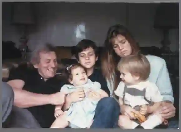 RVD / Colección de fotos de la Casa Real. Máxima Zorreguieta con su padre, hermanos y hermana. 1986 Copyright: xpiemagsx p