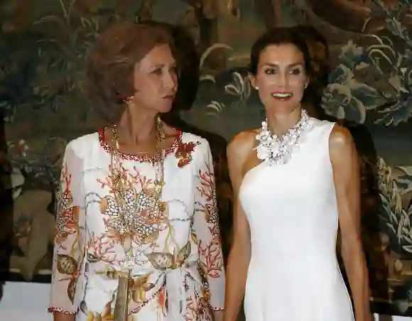 La reine Sofia et la princesse Letizia s'expriment avant un dîner d'adieu estival, le 28 août 2009.