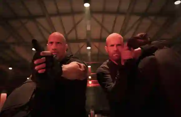 Jason Statham y Dwayne Johnson en una escena de 'Rápidos y furiosos: Hobbs y Shaw'