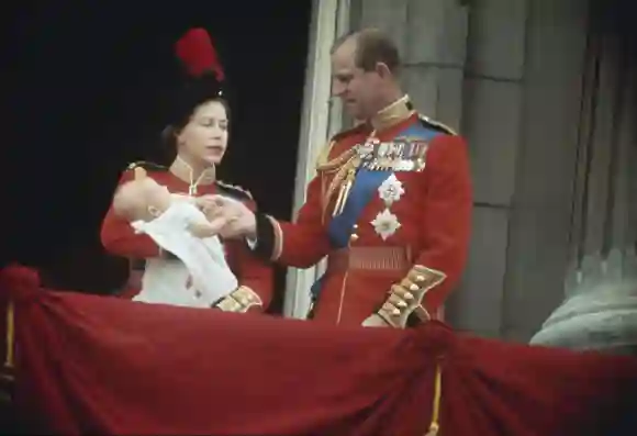 La Reina Isabel y el Príncipe Felipe presentando a su cuarto hijo el Príncipe Eduardo en el cumpleaños de la reina de 1964