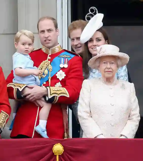 Reina Isabel II, príncipe George y príncipe William.