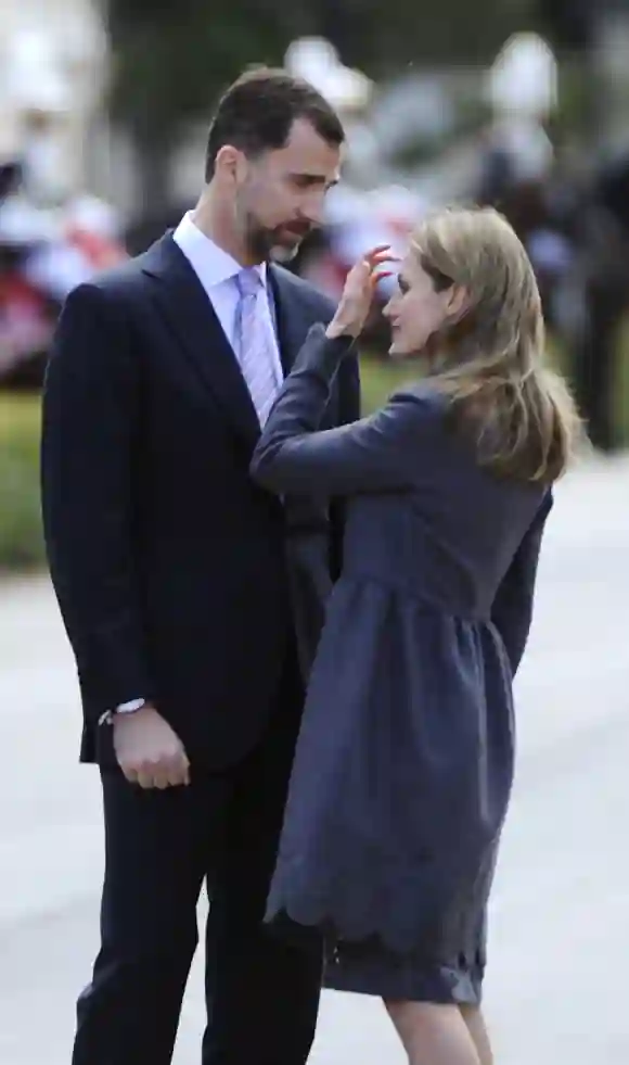 Letizia y el Príncipe Felipe esperando al Príncipe Carlos y Camilla Parker durante una visita real en 2011