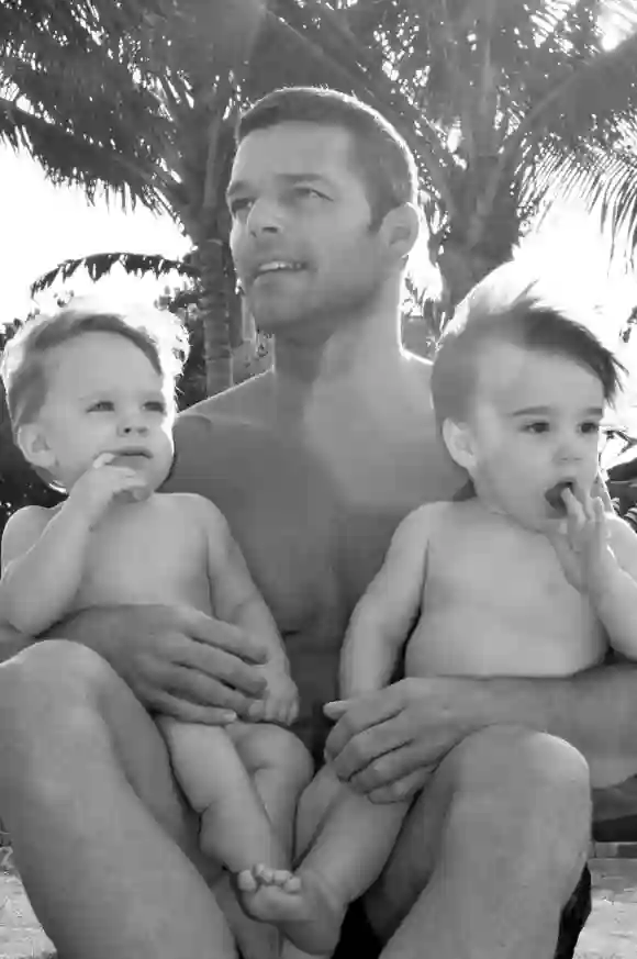 Ricky Martin con sus hijos Valentino y Matteo en 2009