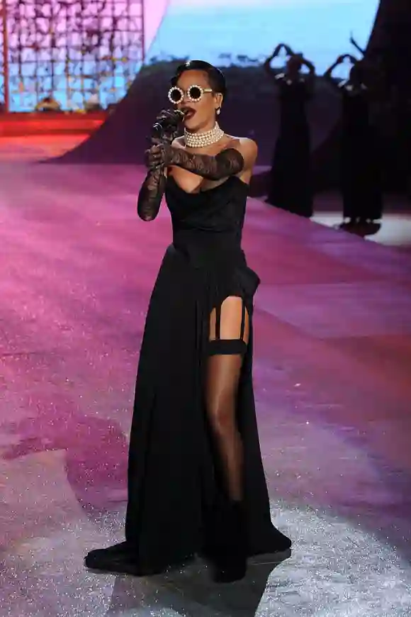 Rihanna con look de tirantes