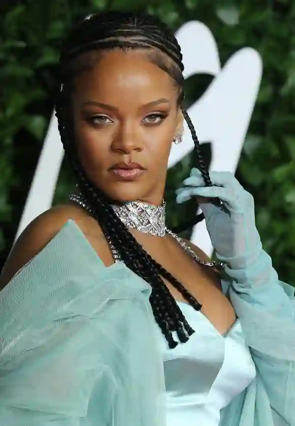Rihanna posa en la alfombra roja a su llegada a The Fashion Awards 2019 en Londres el 2 de diciembre de 2019