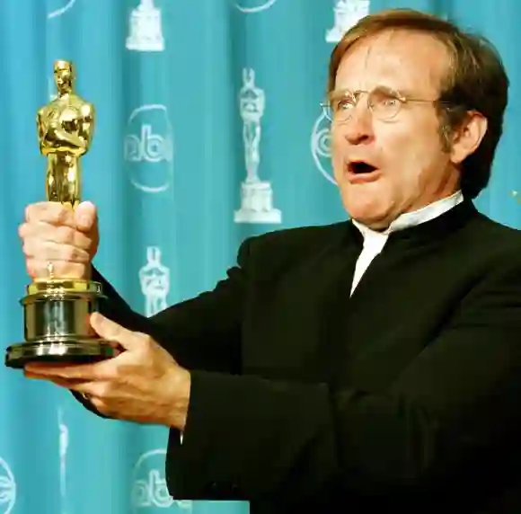 Robin Williams mostrando un Óscar