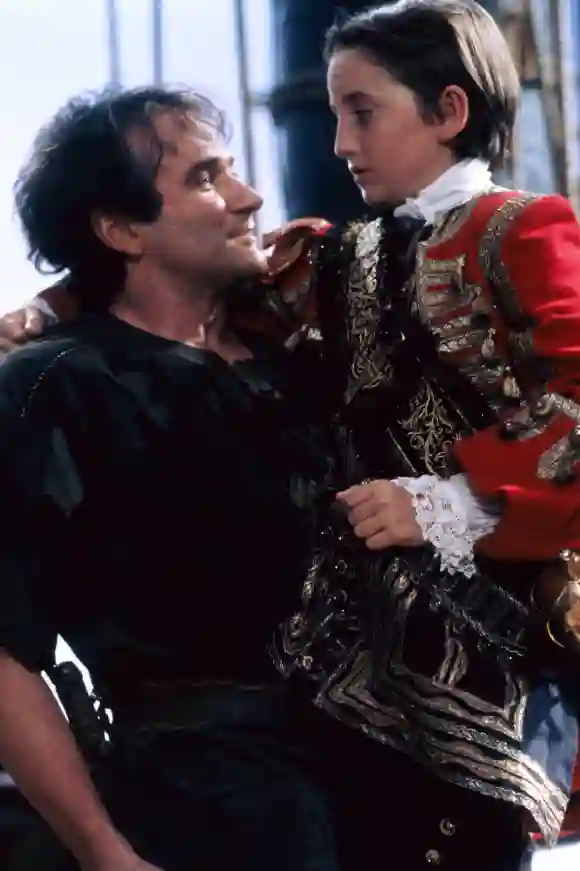 Robin Williams and Charlie Korsmo in 'Hook'.