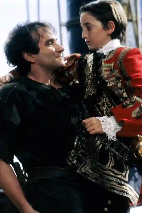 Robin Williams and Charlie Korsmo in 'Hook'