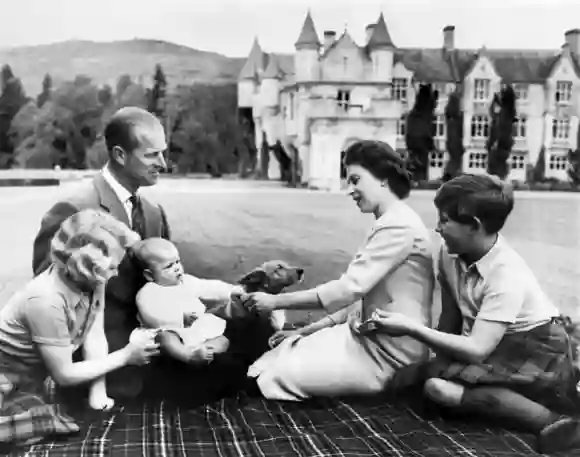 La reine Élisabeth II, le prince Philip et le prince Charles, la princesse Anne et le prince Andrew posent dans le parc du château de Balmoral, le 9 septembre 1960.