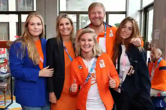 King Willem-Alexander, Princess Catharina-Amalia, Queen Maxima and Princess Alexia pose with skateboarder Roos Zwetsloot