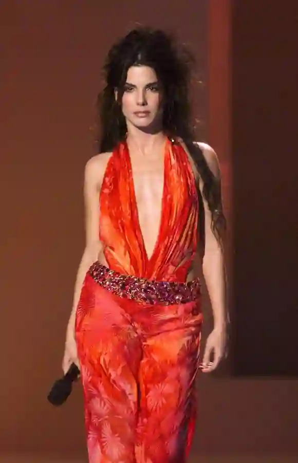 Sandra Bullock en la entrega de los Vogue Fashion Awards de 1999 vistiendo Versace.