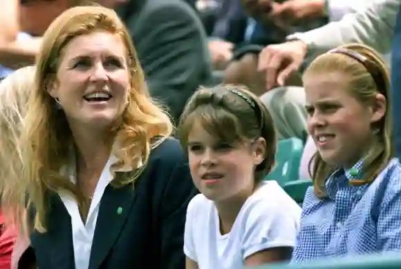 Las princesas Beatriz y Eugenia con su madre Sarah Ferguson en el 2000