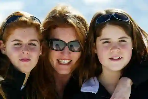 La duquesa de York y sus hijas, las princesas Beatriz y Eugenia, posan para los fotógrafos durante sus vacaciones en Suiza, el 16 de febrero de 2004.