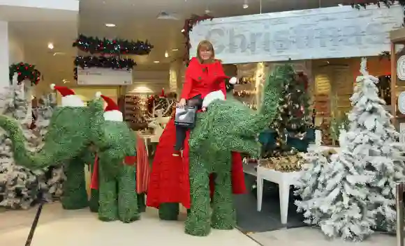 Sarah Ferguson, duchesse d'York, assise sur un élément de topiaire en forme d'éléphant, lors de l'ouverture de la boutique de Noël "verte" du grand magasin Selfridges, le 7 août 2008.