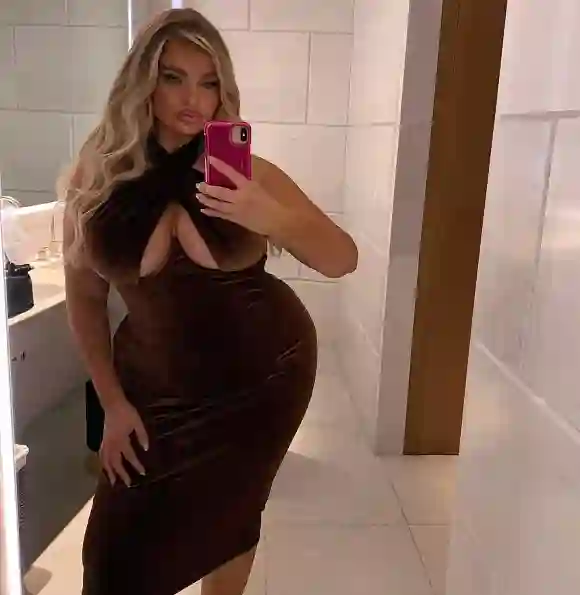 Sarina Nowak dans une robe brune révélatrice
