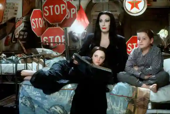 Christina Ricci, Anjelica Huston & Jimmy Workman in 'The Addams Family'