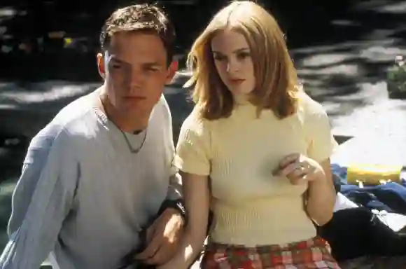 Matthew Lillard y Rose McGowan en una escena de la película 'Scream'