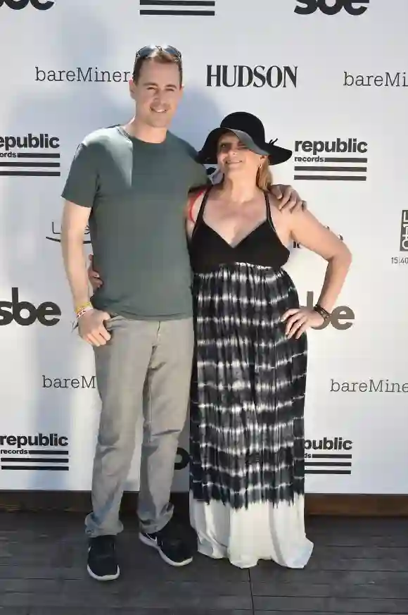 Sean Murray y su esposa Carrie James en la alfombra roja de CBS
