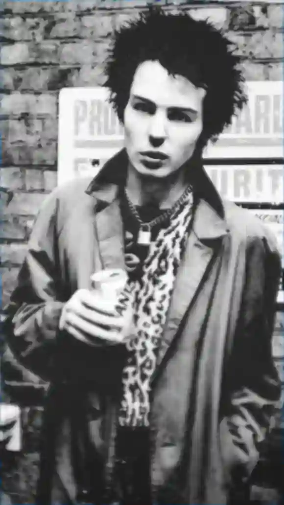 Simon John Ritchie (1957 - 1979), connu sous le nom de Sid Vicious, musicien anglais ; bassiste du groupe punk rock anglais Sex Pis