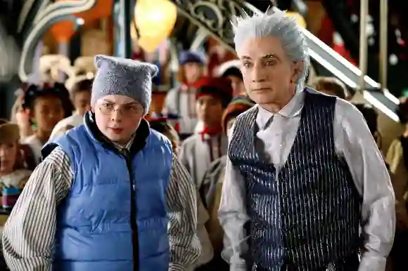 Spencer Breslin dans le rôle de "Curtis" et Martin Short dans celui de "Jack Frost" dans "The Santa Clause 3 : The Escape Clause" (Le Père Noël 3 : La Clause de la fuite)