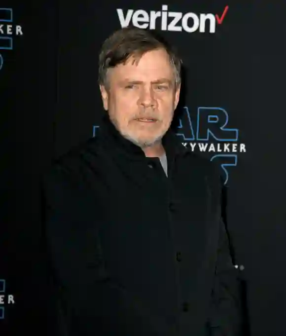 Star Wars Mark Hamill Surprises A Nurse And Gifts Her A Lightsaber: "You're The Real-Life Hero"