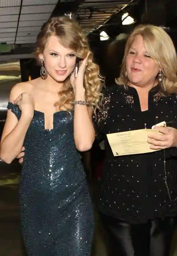 Taylor Swift con su madre