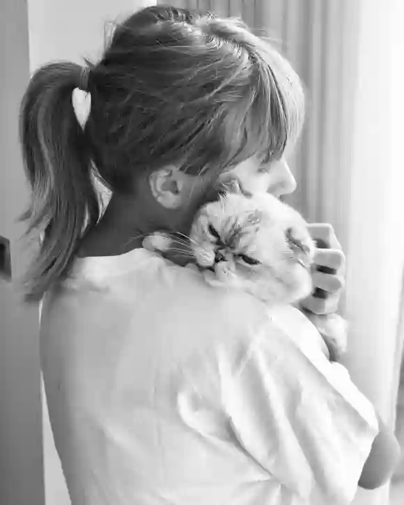 Taylor Swift with her cat