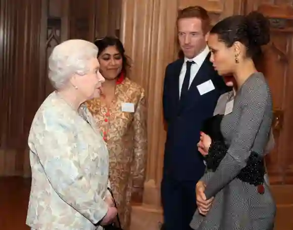 La reine Élisabeth II rencontre Thandiwe Newton lors d'une réception célébrant l'industrie cinématographique britannique, le 4 avril 2013.