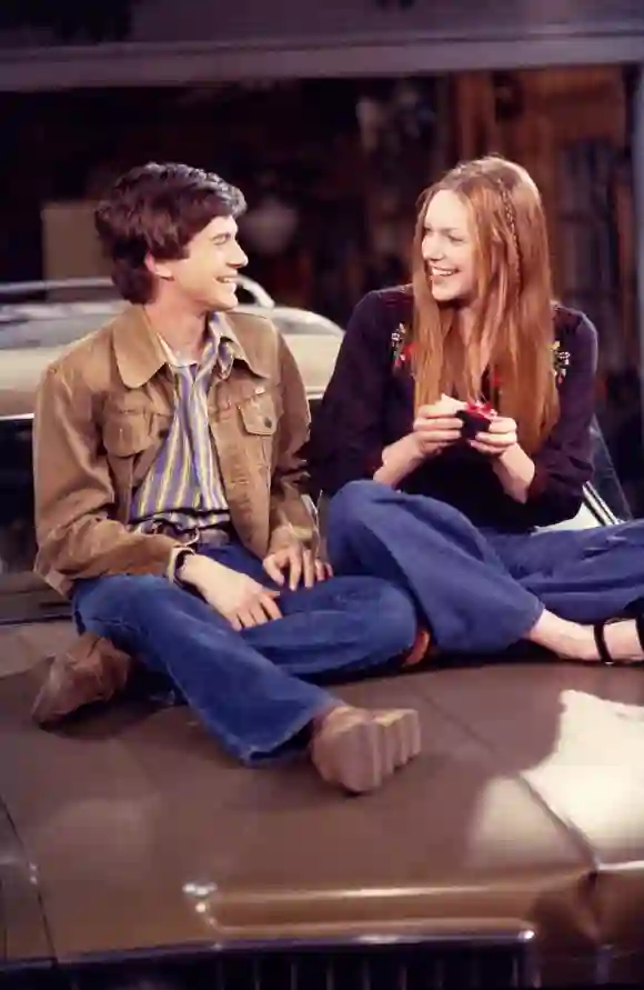 Topher Grace y Laura Prepon en 'That '70s Show'.