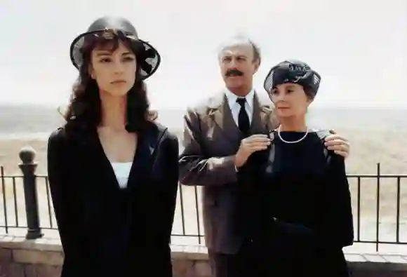 Rachel Ward, Richard Kiley, Jean Simmons in 'The Thorn Birds'