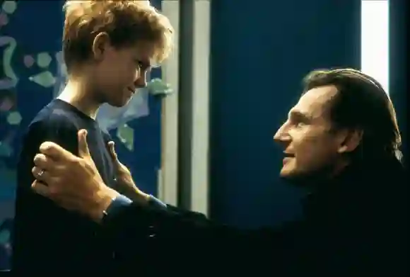 Thomas Sangster y Liam Neeson en Realmente amor