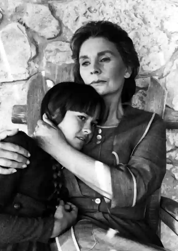 Sydney Penny and Jean Simmons in 'The Thorn Birds'
