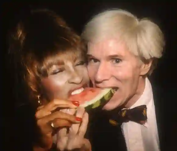 Tina Turner y Andy Warhol en 1981.