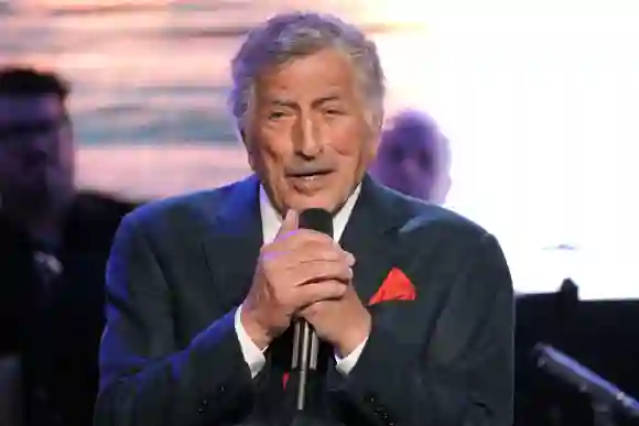 Tony Bennett se produit sur scène lors de la cérémonie d'ouverture du musée de la Statue de la Liberté, le 15 mai 2019.