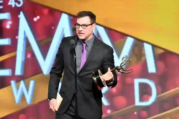 Tyler Christopher s'exprime sur scène lors de la 43e édition des Daytime Emmy Awards, le 1er mai 2016.