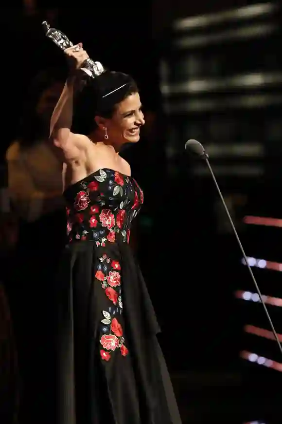 Verónica Toussaint obteniendo el premio Ariel en 2018