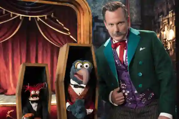 Muppets Haunted Mansion (2021) - filmstill PEPE THE KING PRAWN, GONZO, WILL ARNETT Muppets Haunted Mansion (2021) EDITOR