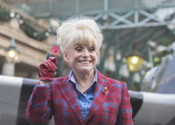 28 Oct 2015 Londres UK Londres UK L'actrice Barbara Windsor s'est jointe aux membres des forces armées britanniques.