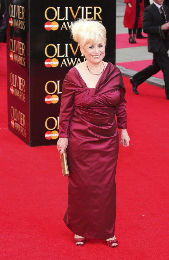 Olivier Awards Barbara Windsor arrive à la cérémonie des Olivier Awards au Royal Opera House le 15 avril 2012 à Londres, Angleterre.